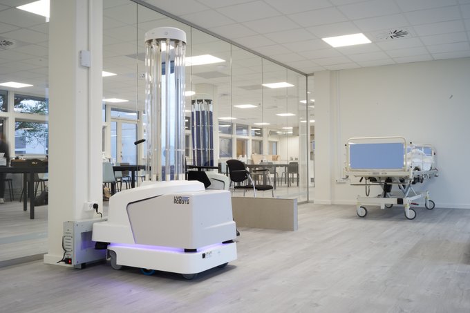 La Comisión dona un robot de desinfección a un hospital barcelonés y confirma la entrega de otros 100 más